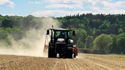 Traktor bei der Aussaat der Steirischen Kürbiskerne für das Steirische Kürbiskernöl g.g.A. der Familie Lang – der Beginn eines neuen Kürbisjahres.