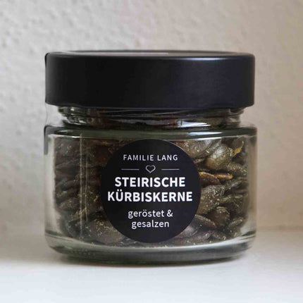 Steirische Kürbiskerne im hochwertigen 100-g-Geschenkglas von Familie Lang – geröstet und gesalzen, ideal als Geschenk oder Mitbringsel.