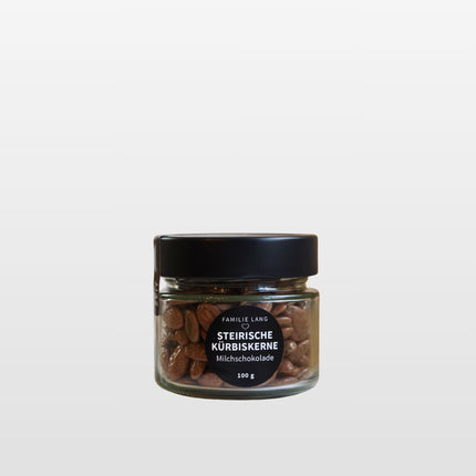 Steirische Kürbiskerne mit Milchschokolade im hochwertigen 100-g-Geschenkglas von Familie Lang –  ideal als Geschenk oder Mitbringsel.