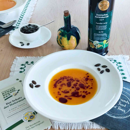 Steirisches Kürbiskernöl als feine Garnitur auf Suppe – typisch nussig im Geschmack