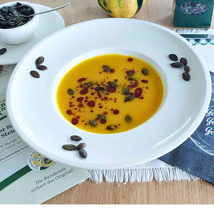 Steirisches Kürbiskernöl (auch als Kürbisöl bekannt) zur Verfeinerung von Suppen und Speisen